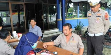 Hindari Kecelakaan ketika Mudik, Polres Gresik Periksa Kesehatan dan Tes Urine Sopir Bus