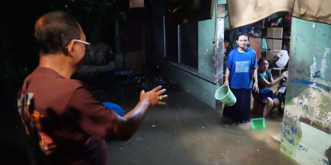 Tengah Malam Cak Ji Terjun di Lokasi Genangan Simo Katrungan