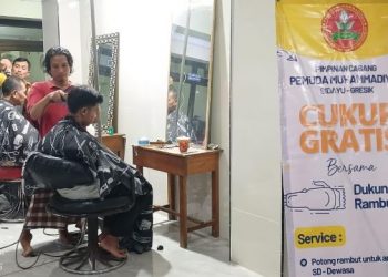 Heboh Ramadan, Pemuda Muhammadiyah Sidayu Layani Cukur Gratis