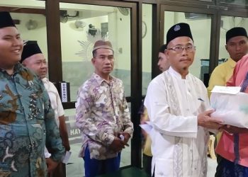 Berkah Ramadan, Takmir Masjid Hayya’ Alasholah Sidayu Berbagi Sembako ke Warga