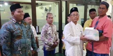 Berkah Ramadan, Takmir Masjid Hayya’ Alasholah Sidayu Berbagi Sembako ke Warga