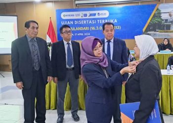 Mengisi Kejenuhan Mengajar Sri Wulandari Sukses Meraih Gelar Doktor