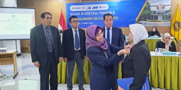 Mengisi Kejenuhan Mengajar Sri Wulandari Sukses Meraih Gelar Doktor