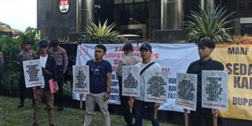 Unjuk Rasa di Depan Gedung Merah Putih, KMSS Minta KPK Tahan Gus Muhdlor dan Periksa RSUD Sibar