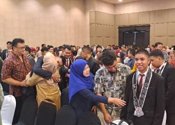 Tangis Haru Mewarnai Pengalungan Gordon Siswa SMK Telkom Sidoarjo