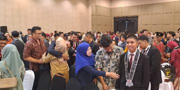 Tangis Haru Mewarnai Pengalungan Gordon Siswa SMK Telkom Sidoarjo