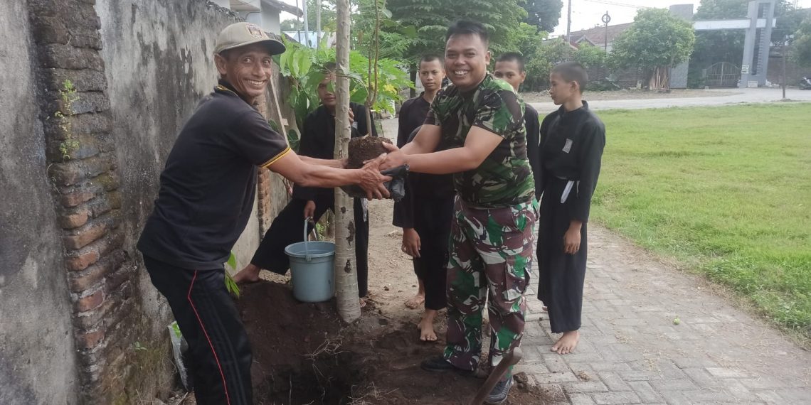 Babinsa Koramil Pare Bersama Tiga Pilar Desa Gedangsewu dan Anggota PSHT Tanam Pohon