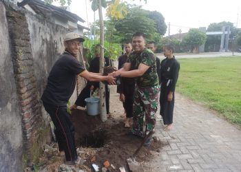 Babinsa Koramil Pare Bersama Tiga Pilar Desa Gedangsewu dan Anggota PSHT Tanam Pohon