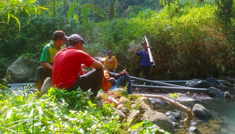 Gotong Royong Untuk Alirkan Air Bersih ke Warga Ndawung