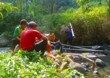Gotong Royong Untuk Alirkan Air Bersih ke Warga Ndawung