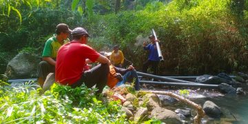 Gotong Royong Untuk Alirkan Air Bersih ke Warga Ndawung