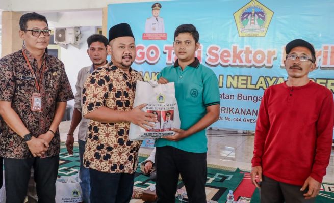 Peduli Nelayan Saat Musim Barat, Bupati Gresik Kembali Gelontorkan Ratusan Paket Sembako