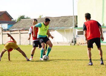 Plt Bupati Subandi Jalin Persahabatan Main Sepak Bola Bersama Para Kades