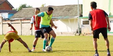 Plt Bupati Subandi Jalin  Persahabatan Main Sepak Bola Bersama Para Kades