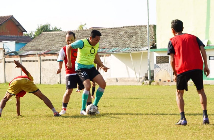 Plt Bupati Subandi Jalin  Persahabatan Main Sepak Bola Bersama Para Kades