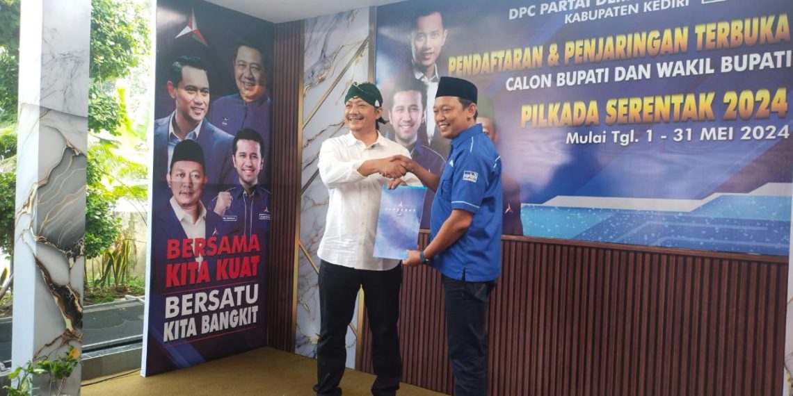 Deny Widyanarko Resmi Kembalikan Formulir Bacabup di DPC Partai Demokrat, Siap Beri Warna Baru Demokrasi di Kediri