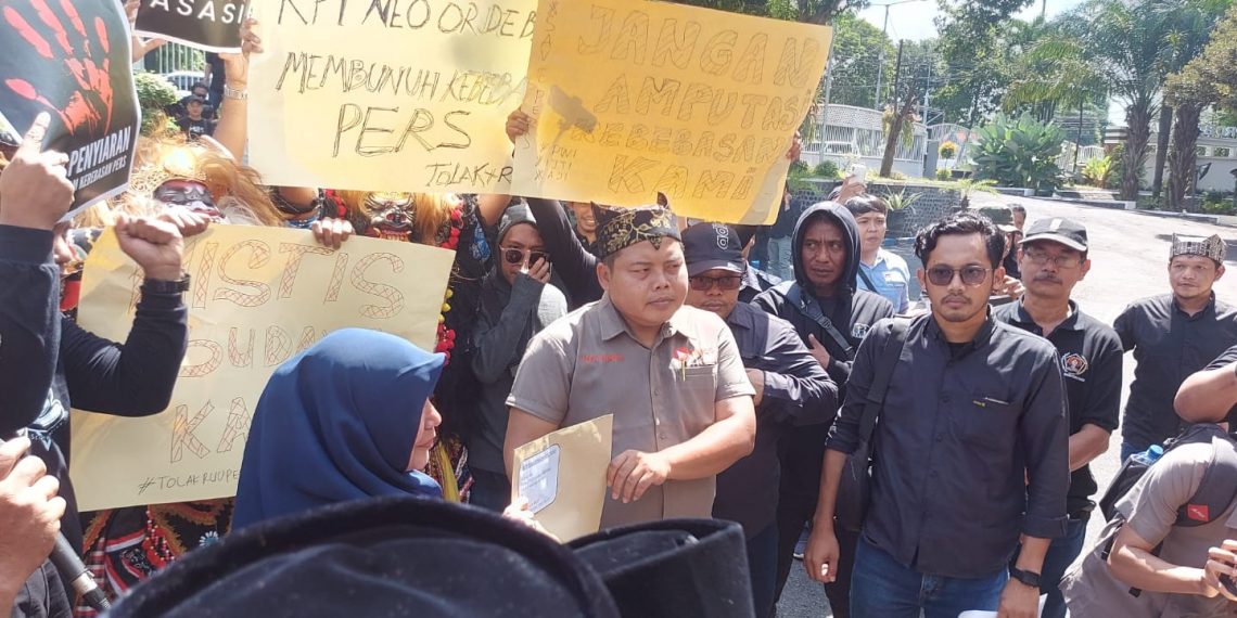 Kebebasan Pers Terancam, Wartawan Banyuwangi Demo Tolak Revisi UU Penyiaran