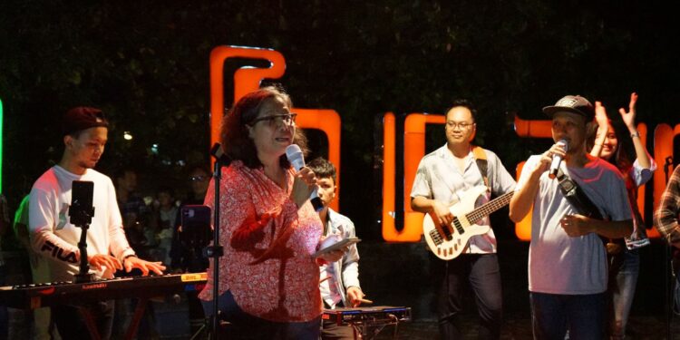 Pj Wali Kota Kediri Zanariah Bawakan Lagu Hatimu Hatiku Dalam Gelaran Music Brantas Tic