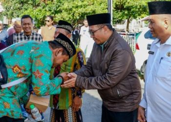 Momen Haru Pelepasan Jamaah Calon Haji Asal Bawean, Begini Pesan Sekda Achmad Washil