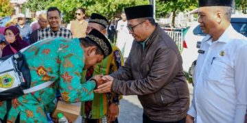 Momen Haru Pelepasan Jamaah Calon Haji Asal Bawean, Begini Pesan Sekda Achmad Washil