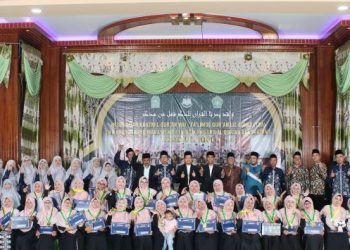 Wisuda Yayasan PPTKA Gresik, KH Farid Dhofir: Bersama Al-Quran Hidup Akan Mulia