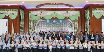 Wisuda Yayasan PPTKA Gresik, KH Farid Dhofir: Bersama Al-Quran Hidup Akan Mulia