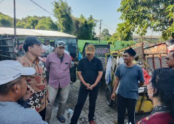 Tinjau TPST di Banjarbendo, Bambang Haryo Minta Pemerintah Lindungi Kesehatan Warga