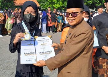 Peringatan Hardiknas SMAN 3 Sidoarjo Beri Penghargaan Guru dan Siswa Berprestasi