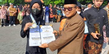 Peringatan Hardiknas SMAN 3 Sidoarjo Beri Penghargaan Guru dan Siswa Berprestasi