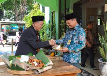 Hardiknas SMPN 1 Sidoarjo Tumpengan di Kantor Dikbud Sidoarjo