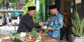 Hardiknas SMPN 1 Sidoarjo Tumpengan di Kantor Dikbud Sidoarjo