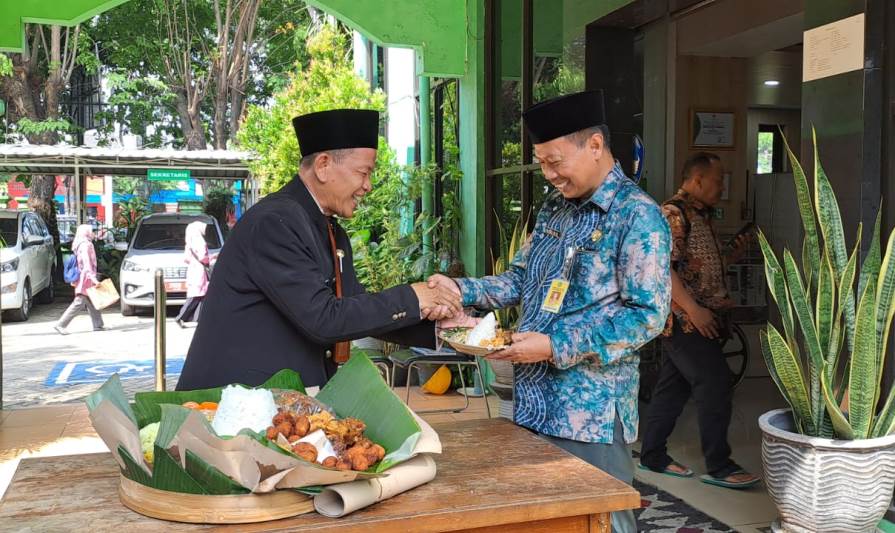Hardiknas SMPN 1 Sidoarjo Tumpengan di Kantor Dikbud Sidoarjo