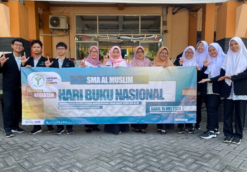 Siswa SMA Al Muslim Bagikan Buku Karyanya ke Perpustakaan Sidoarjo