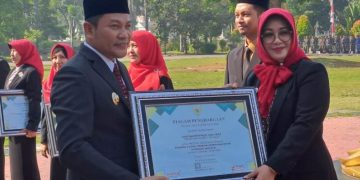 Plt Bupati Beri Apresiasi Kepala SMPN 4 Sidoarjo Sebagai KSPSTK Terbaik Nasional
