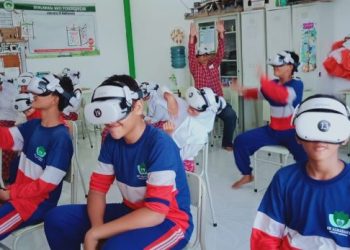 Ketika Teknologi Virtual Relity Mengaduk-aduk Emosi Siswa SD Almadany