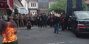 Tuntut Pj. Bupati Tulungagung Mundur, ALMASTA Gerudug Pemkab Tulungagung