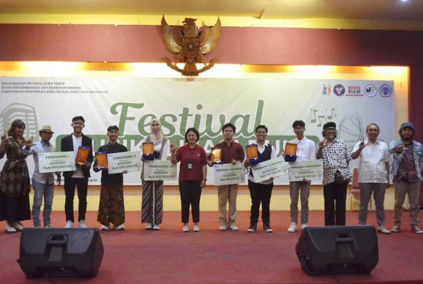 SMA Negeri 15 Surabaya Juara I Lomba Musikalisasi Puisi BBJT 2024