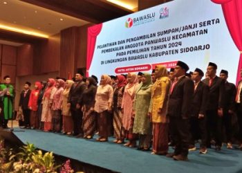 Lantik 54 Anggota Panwaslu Kecamatan, Bawaslu Sidoarjo Tekankan Integritas Adhoc