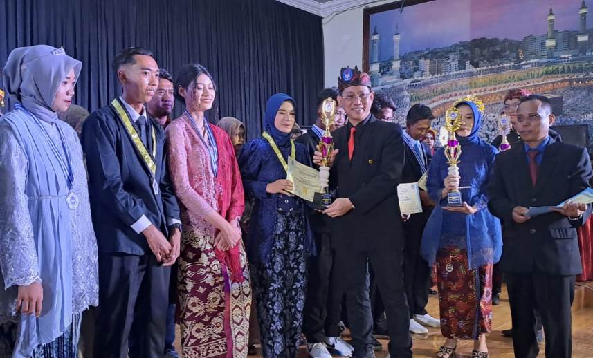 Pengumuman Prestasi Ramaikan Suasana Purna Widya ke 45 SMK Negeri 1 Sidoarjo