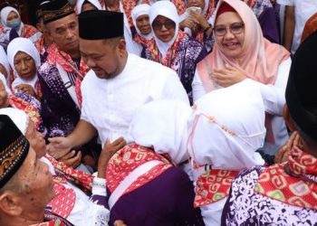 Penuh Haru, Bupati Gresik Lepas Rombongan Jamaah Calon Haji
