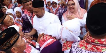 Penuh Haru, Bupati Gresik Lepas Rombongan Jamaah Calon Haji