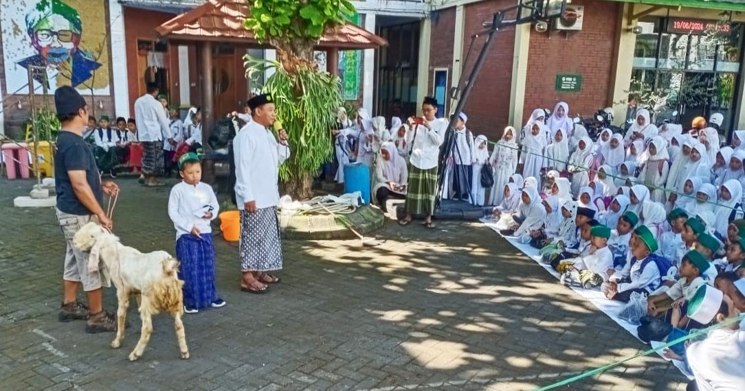 Praktik Menyembelih Hewan Kurban di SD Maarif Jogosari