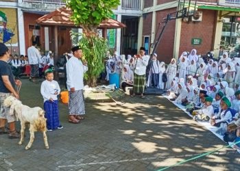 Praktik Menyembelih Hewan Kurban di SD Maarif Jogosari