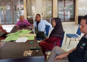 Klarifikasi, Mantan Kades Sekapuk Abdul Halim Datangi Balai Desa bersama Istri