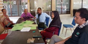 Klarifikasi, Mantan Kades Sekapuk Abdul Halim Datangi Balai Desa bersama Istri