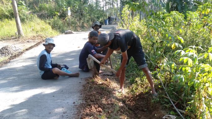 Komitmen Dongkrak Perekonomian, Pemdes Batok Genjot Pembangunan Jalan Desa