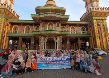 Dharma Wanita Persatuan Unit SMPN 2 Sukodono Swadaya Studi Tiru ke Tenun Ikat ‘Medali Emas’