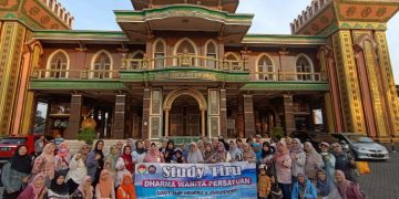 Dharma Wanita Persatuan Unit SMPN 2 Sukodono Swadaya Studi Tiru ke Tenun Ikat ‘Medali Emas’