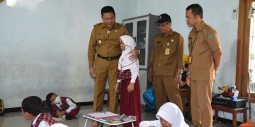Plt. Bupati Subandi Merasa Kasihan dan Prihatin Melihat Siswa Belajar di Mushola