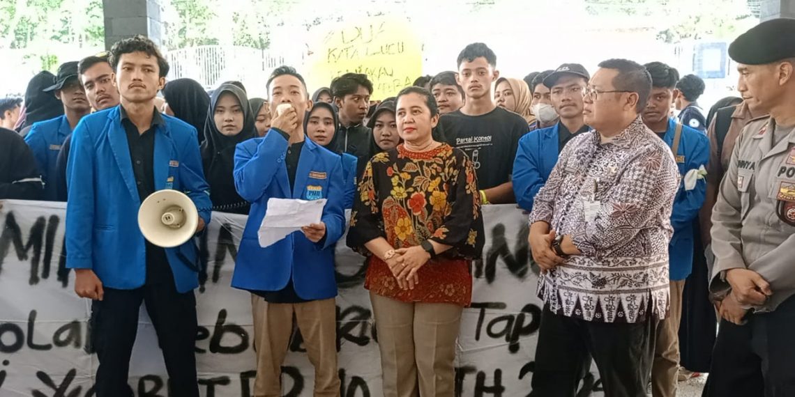 Anggota DPRD Banyuwangi Temui Mahasiswa PMII yang Demo Tolak Tapera, Begini Penjelasannya